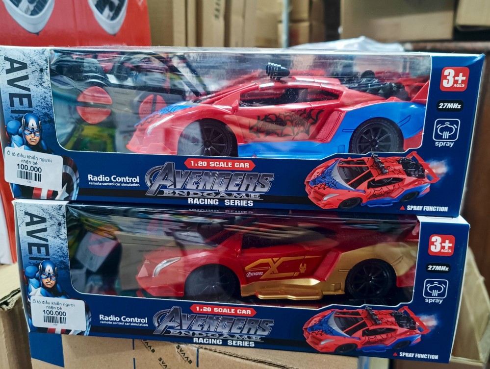 Ô tô điều khiển người nhện bé