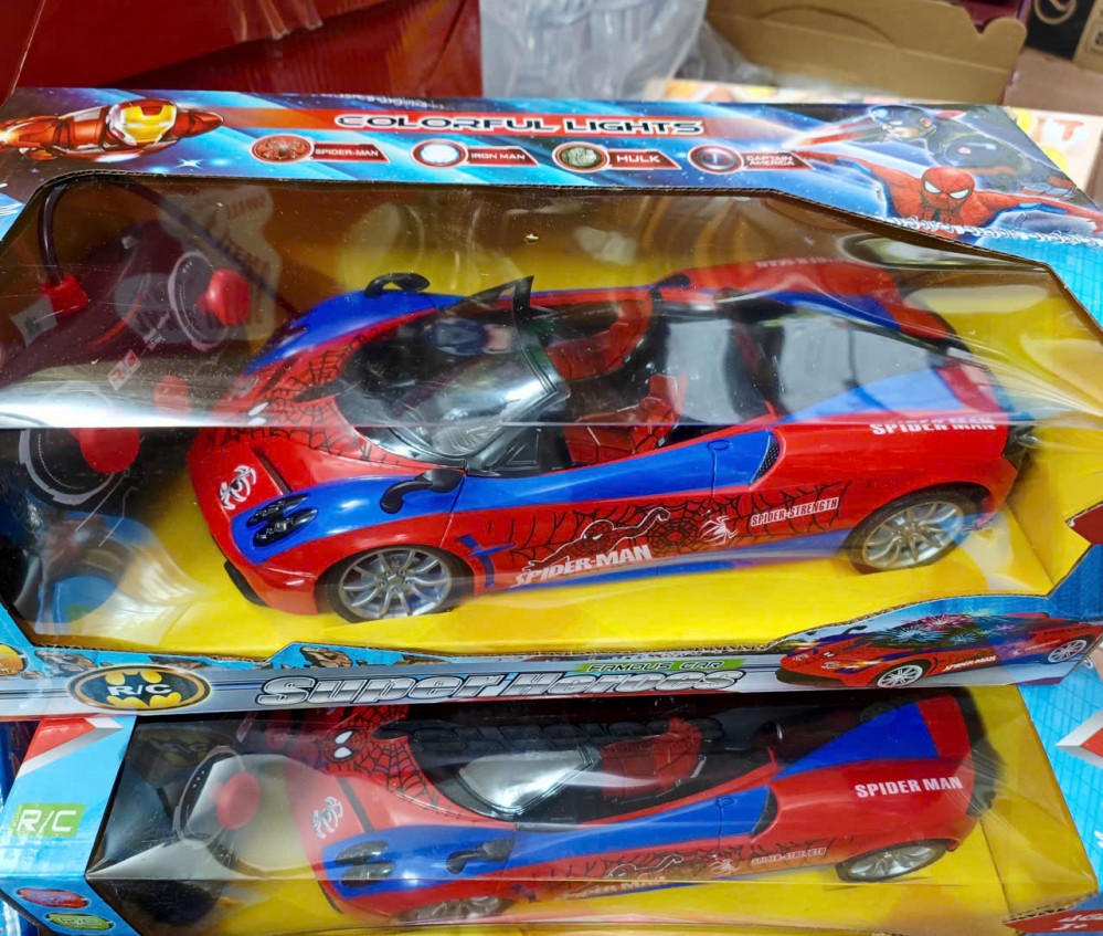 Ô tô điều khiển người nhện to