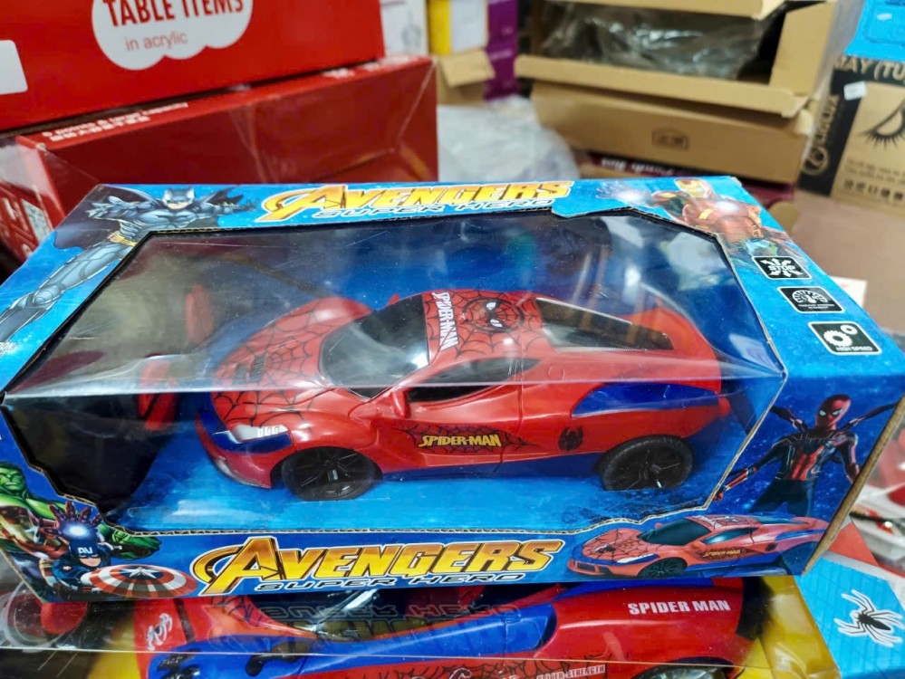 Ô tô điều khiển người nhện bé