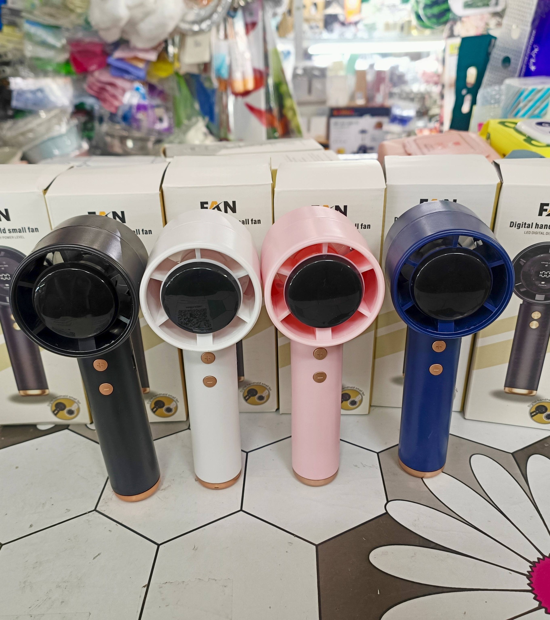 Quạt tích điện cầm tay 100 chế độ